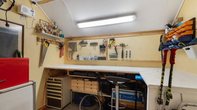 Utvendig bod ved inngangspartiet; 6 kvm.