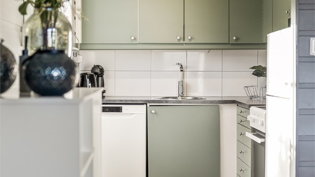 Det er avsatt plass for komfyr, oppvaskmaskin og kjøleskap.