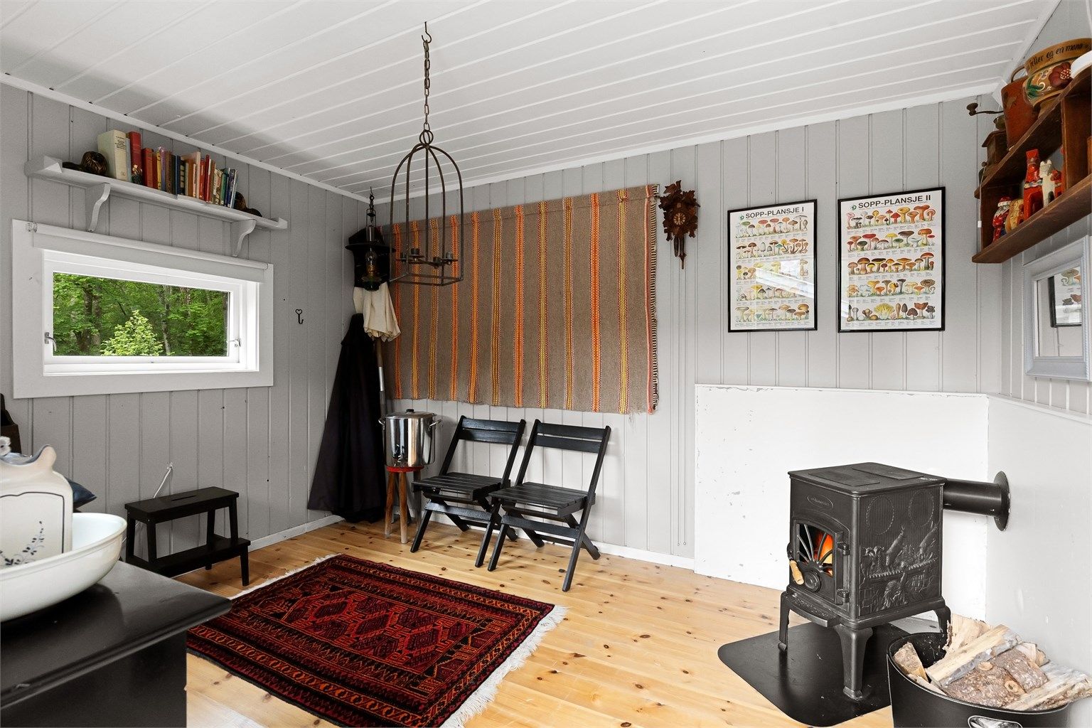 Annekset har en egen kamin, noe som gjør det til et anvendelig rom året rundt.