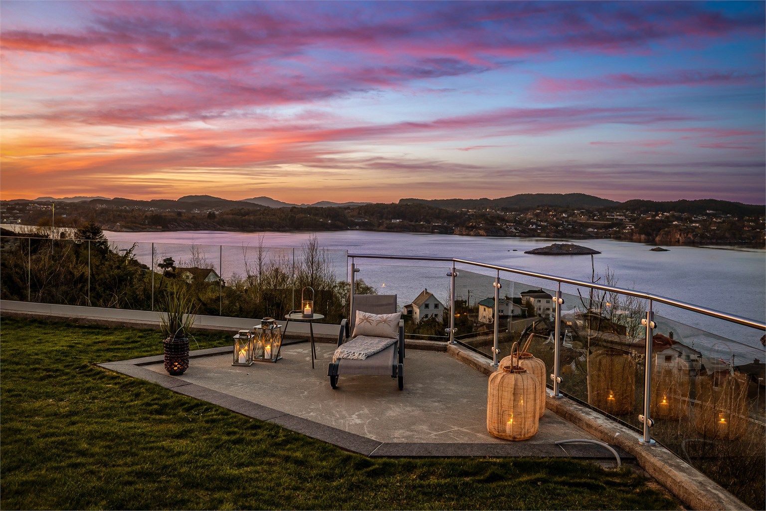 Eiendommen ligger i et etablert og rolig boligområde i Hetlevik, med nærhet til sjø, natur, barnehage og idrettsanlegg.