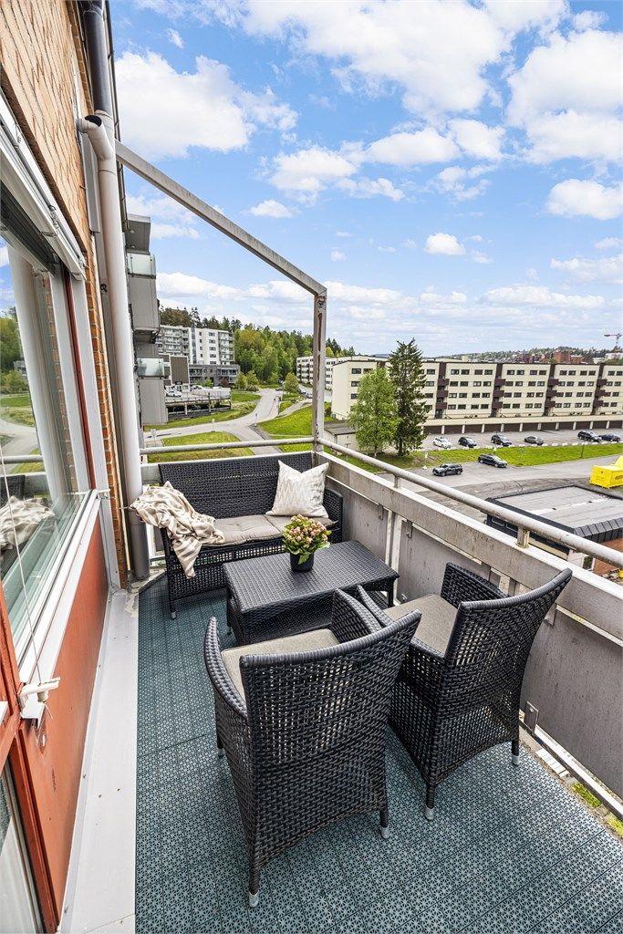 Balkongen gir en fin uteplass, og med Metro senteret i umiddelbar nærhet er alle servicetilbud lett tilgjengelige.
