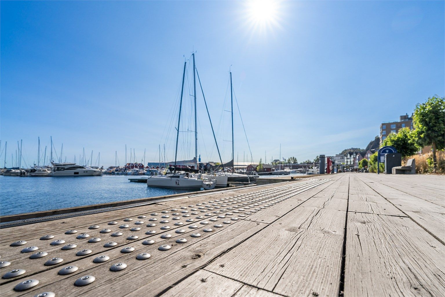 Om sommeren er Holmestrand en idyll med en levende båthavn og yrende folkeliv langs bryggene. 
Foto: Tor Harald Johannessen