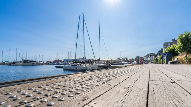 Om sommeren er Holmestrand en idyll med en levende båthavn og yrende folkeliv langs bryggene.
Foto: Tor Harald Johannessen