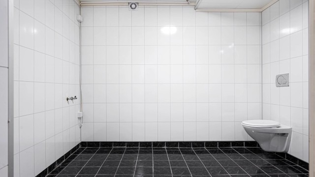 Badet har vegghengt toalett og er klargjort med opplegg for badekar.