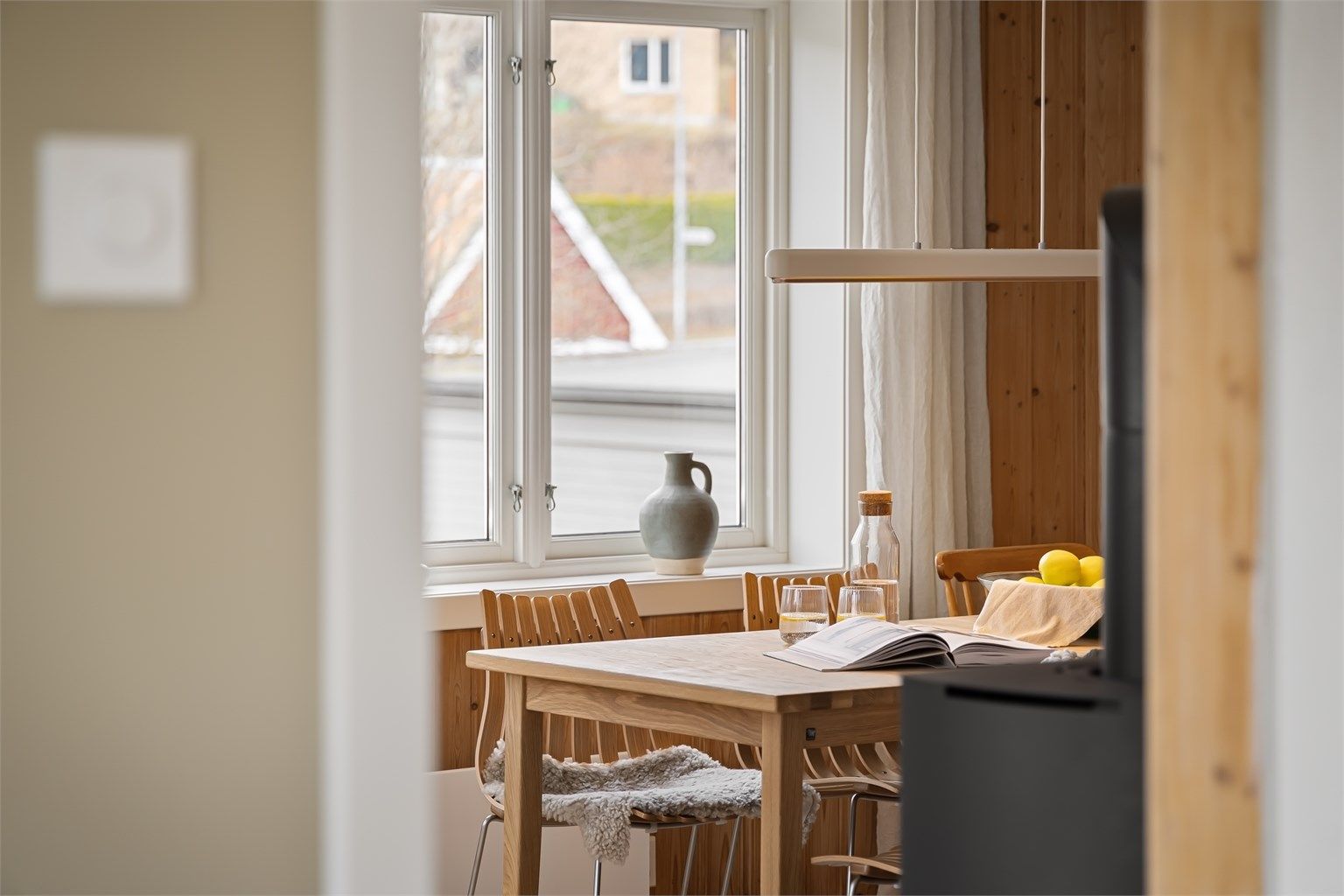 Med beliggenhet i byggets andre etasje, er boligen så og si fri for innsyn