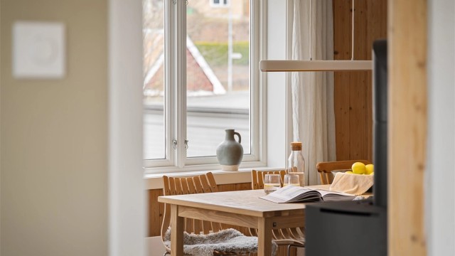 Med beliggenhet i byggets andre etasje, er boligen så og si fri for innsyn