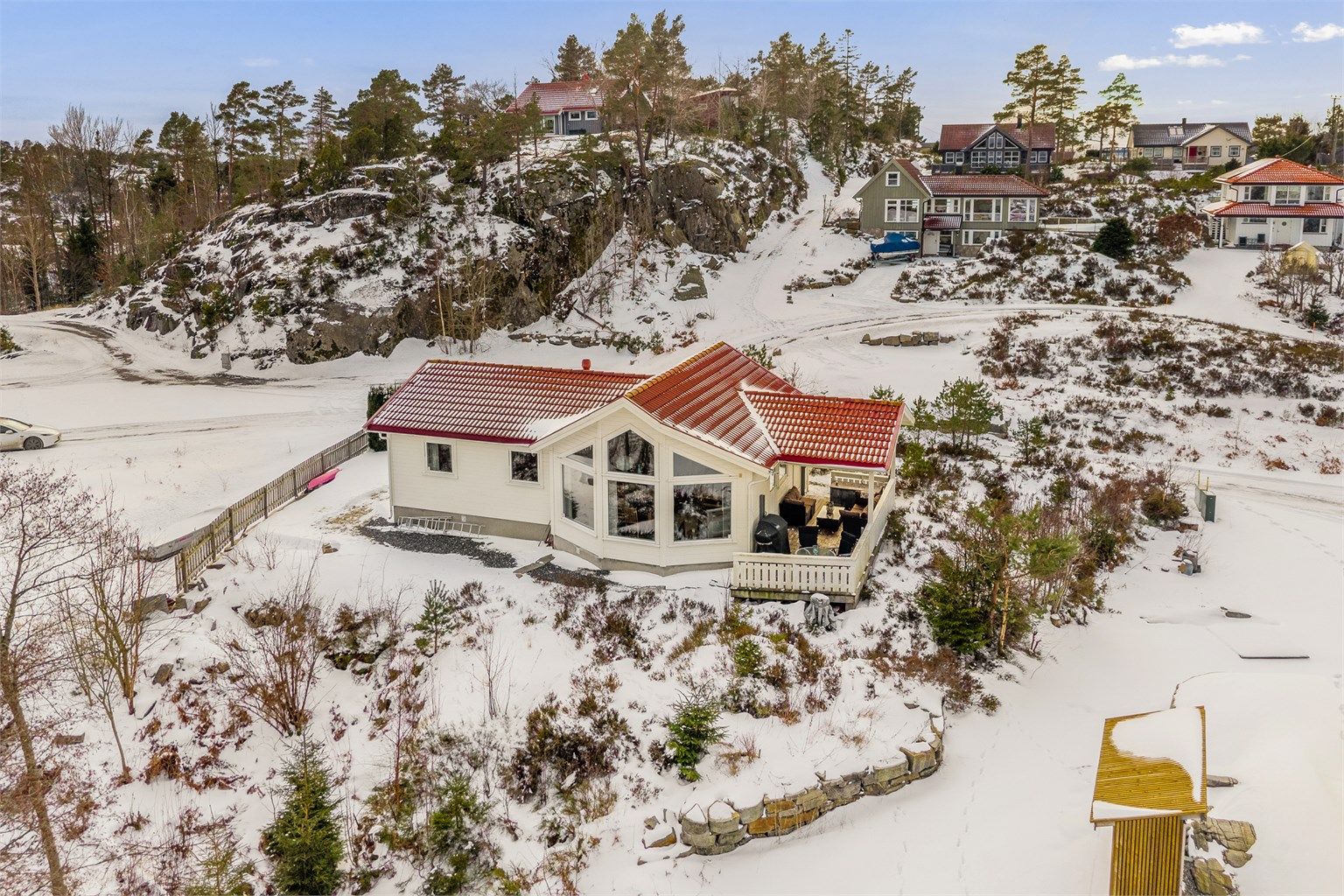 Hytta ligger fint til på en liten høyde.