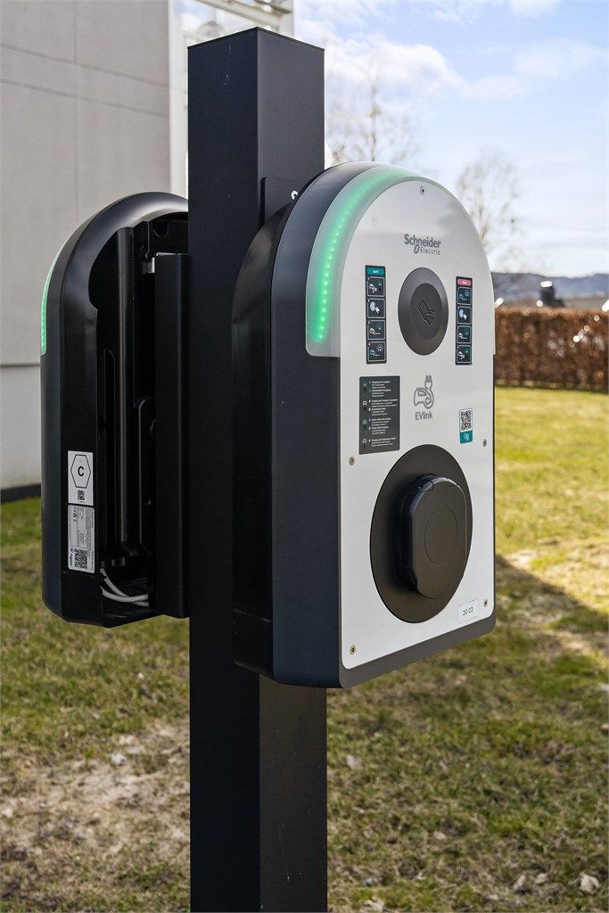 I 2022 ble det etablert ladere for el-biler på felles parkeringsområde (20 ladeplasser), i regi av borettslaget.