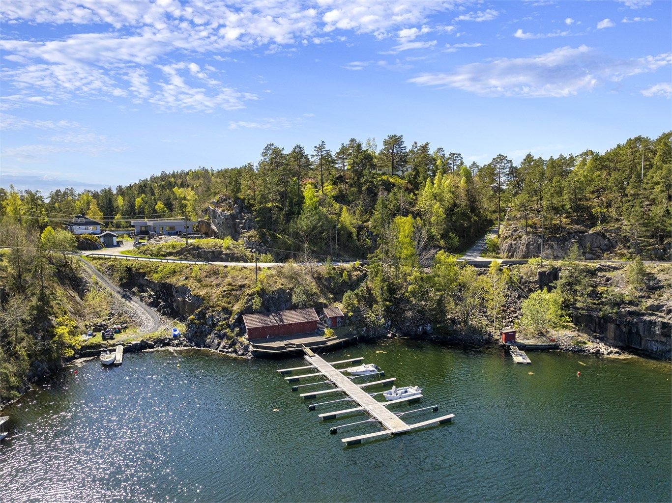 Det er kort vei til offentlig badestrand og populære turstier som Borøya kyststi. Bryggeanlegget ble fornyet for ett par år siden.