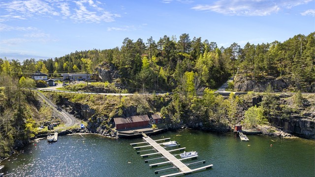 Det er kort vei til offentlig badestrand og populære turstier som Borøya kyststi. Bryggeanlegget ble fornyet for ett par år siden.