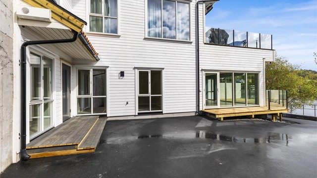 Egen parkeringsplass i tunet rett utenfor leiligheten.