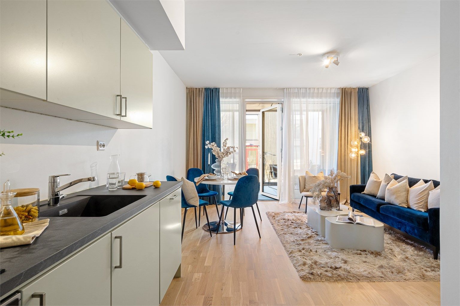 Ragbakken 2F, er en flott selveierleilighet med gjennomgående høy standard, vinduer fra tak til gulv og moderne og fint design. 