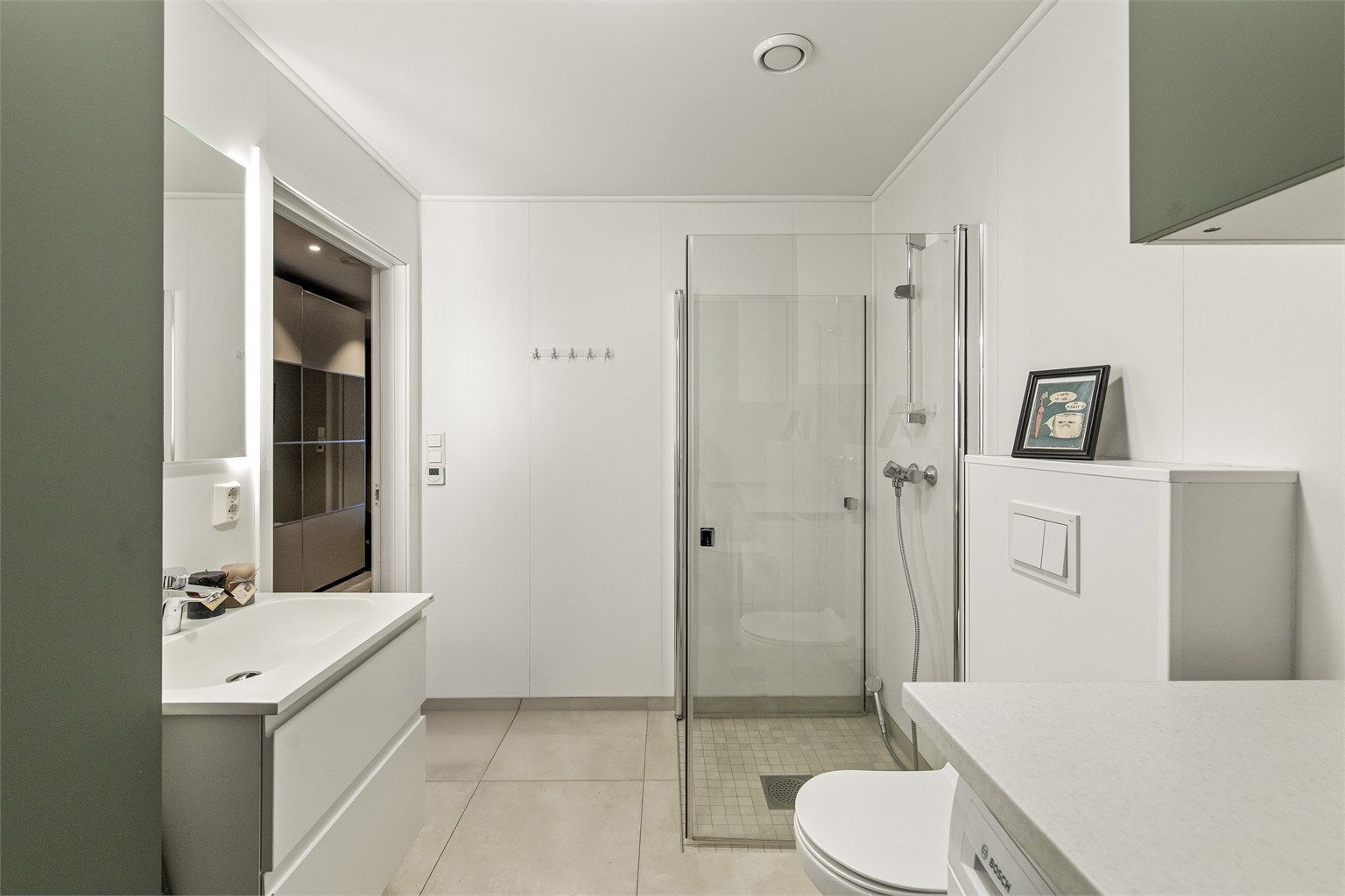 Kombinert vaskerom og bad med adkomst til romslig bod 