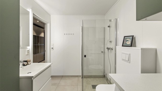 Kombinert vaskerom og bad med adkomst til romslig bod