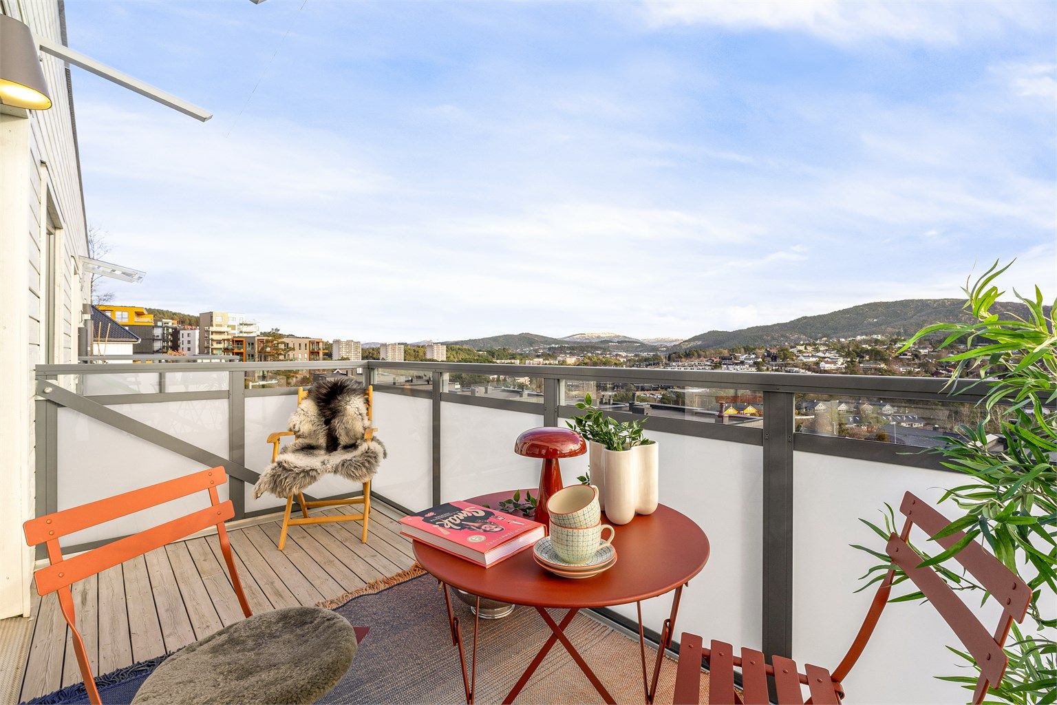 God plass til utemøbler på balkongen. Her kan både sol og utsikt nytes på fine dager.