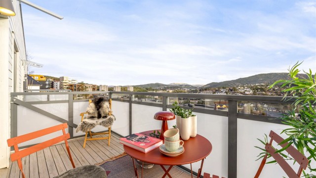 God plass til utemøbler på balkongen. Her kan både sol og utsikt nytes på fine dager.