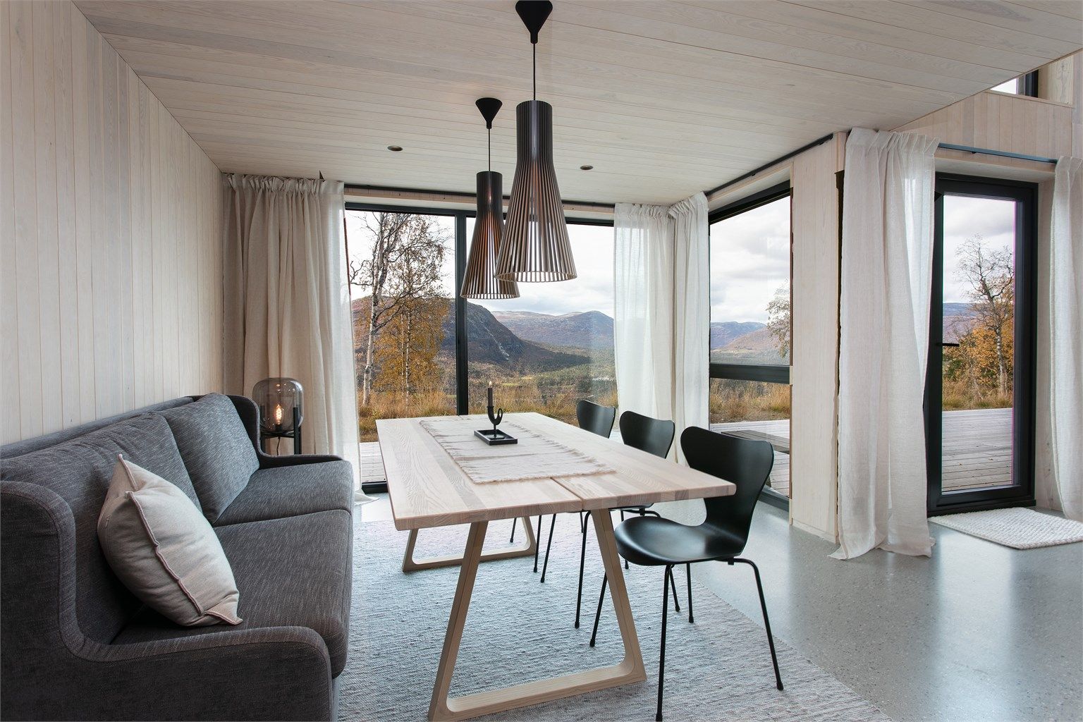Spisestuen har glassdør med direkte utgang til treterrassen.