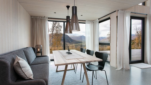 Spisestuen har glassdør med direkte utgang til treterrassen.