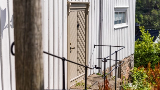 Detalj av fasaden med en sjarmerende, eldre inngangsdør. Det er flere detaljer på huset fra byggeårsperioden, rundt 1800-tallet.