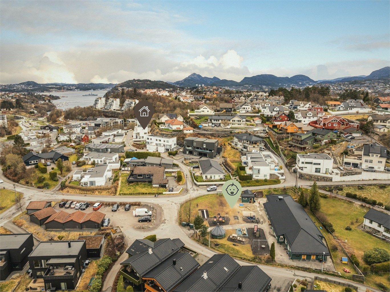 Det ligger flere barnehager i nærområdet og med den nærmeste beliggende kun 2 minutters gange fra boligen