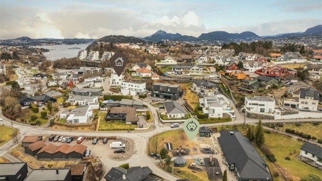 Det ligger flere barnehager i nærområdet og med den nærmeste beliggende kun 2 minutters gange fra boligen