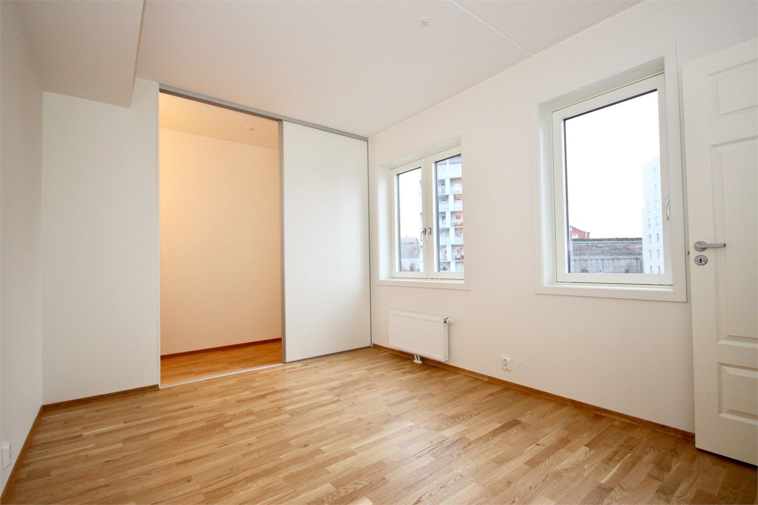 Hovedsoverommet, med skyvedørsgarderobe.