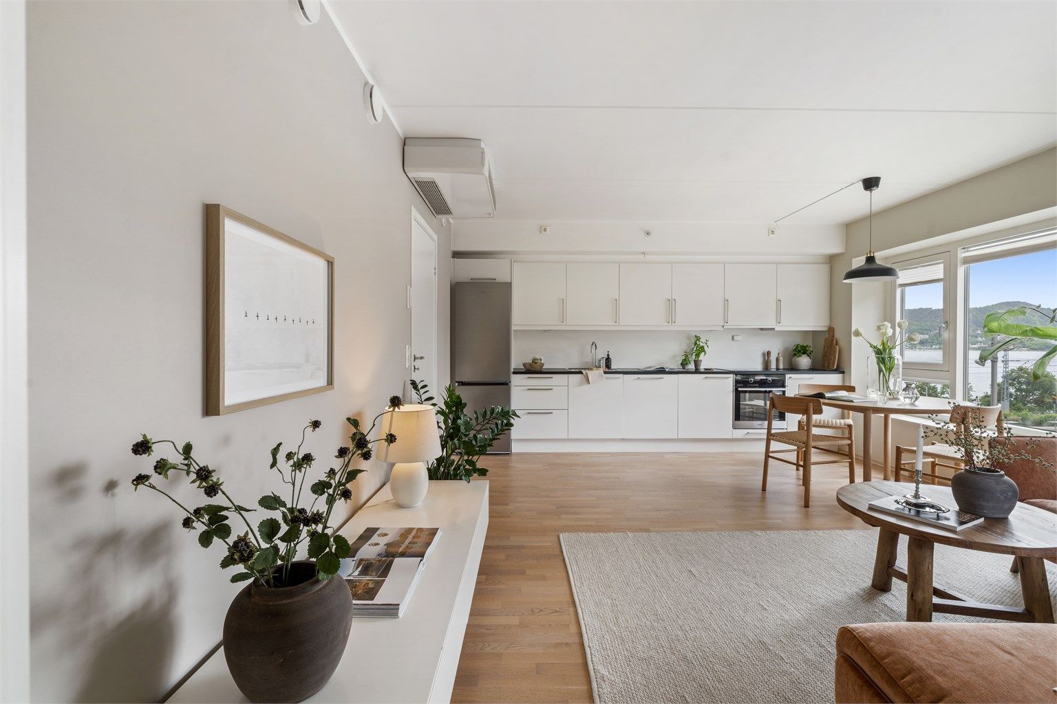 Stuen har god plass til både sofagruppe og spisebord.
