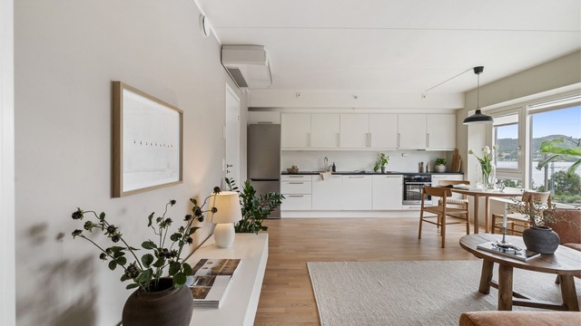 Stuen har god plass til både sofagruppe og spisebord.