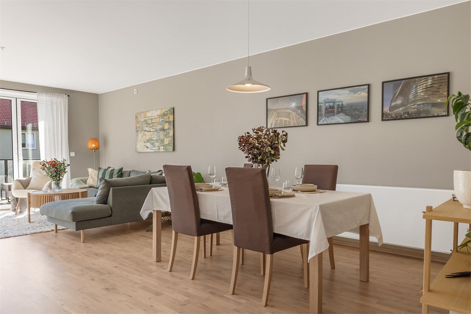 Her er det plass til både sofagruppe og spisebord