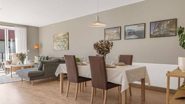 Her er det plass til både sofagruppe og spisebord