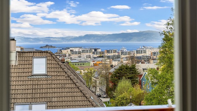 På balkongen kan man nyte fantastiske solforhold og en nydelig utsikt mot Trondheimsfjorden.