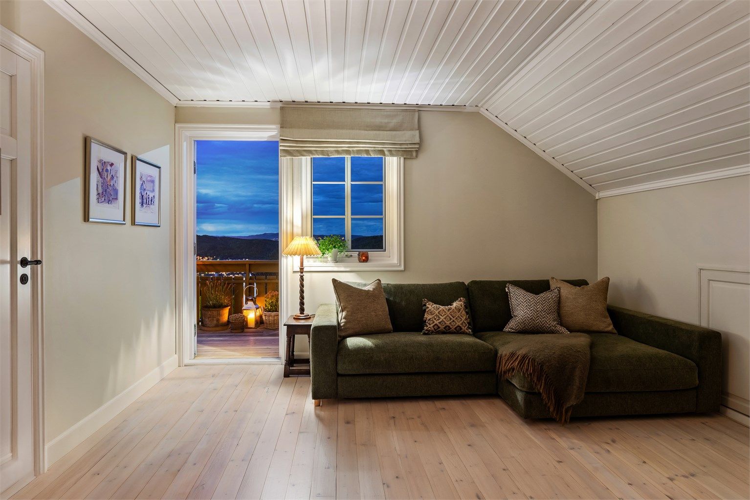 Loftstuen har sofaområde.