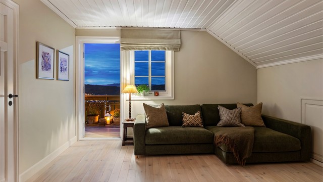 Loftstuen har sofaområde.