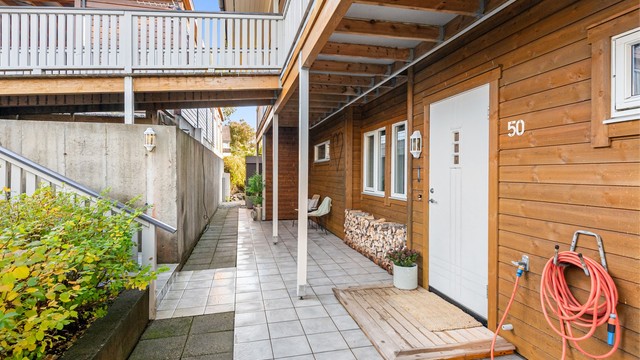 Felles adkomstareal er pent opparbeidet med flislagte flater og støpte veier.