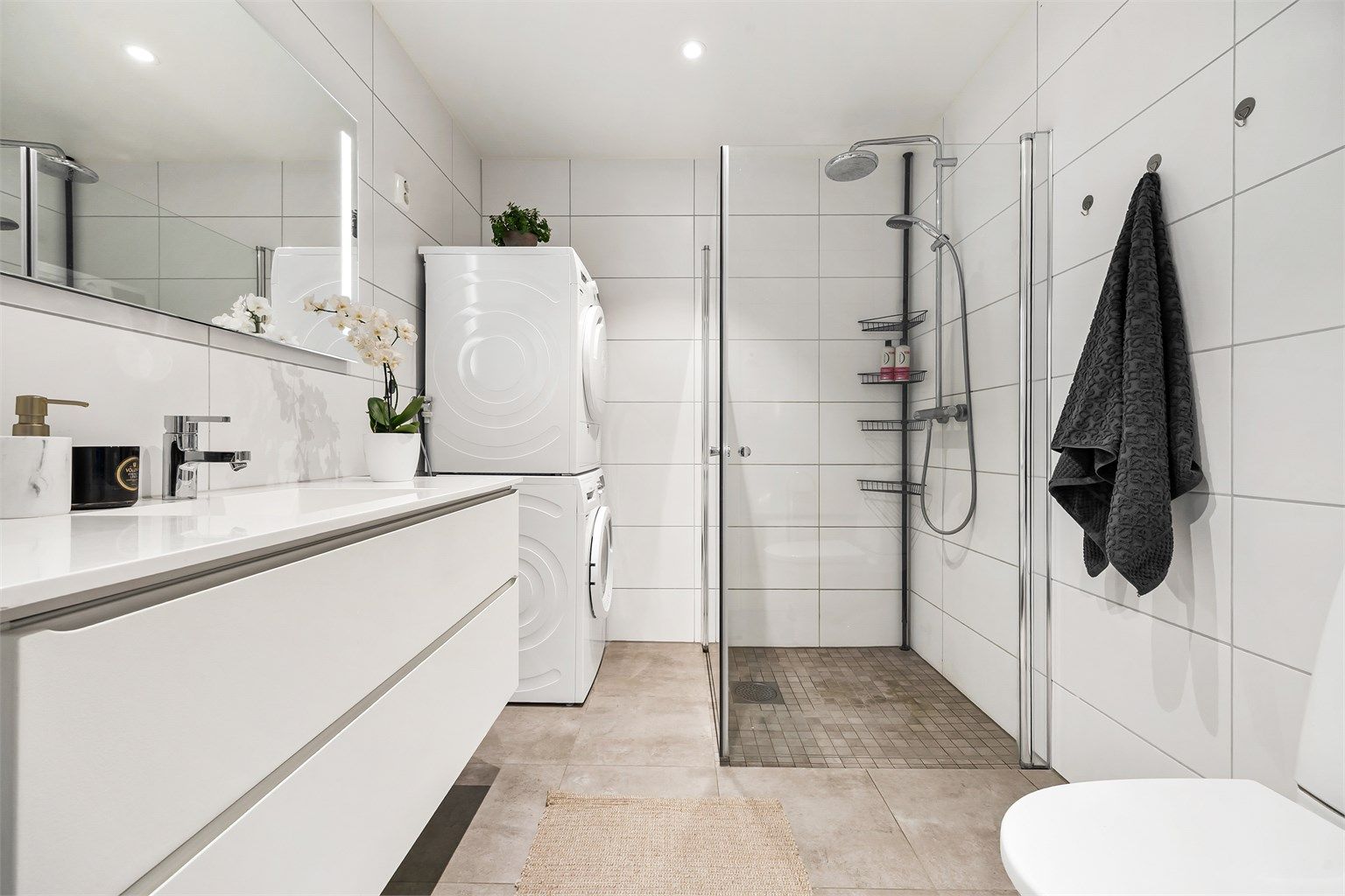 Badet er fra 2021 og har flislagt gulv med gulvvarme, dusjhjørne med regnfallsdusj samt opplegg for vaskemaskin/tørketrommel.