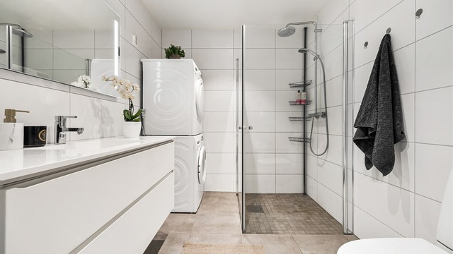 Badet er fra 2021 og har flislagt gulv med gulvvarme, dusjhjørne med regnfallsdusj samt opplegg for vaskemaskin/tørketrommel.