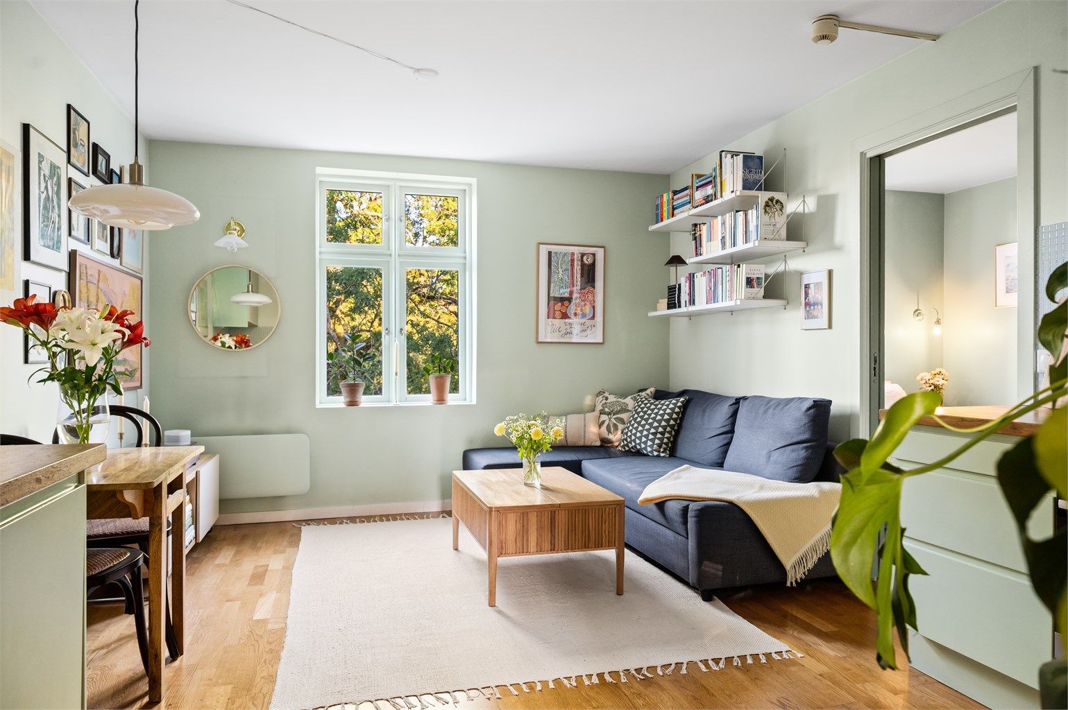 Boligen har overflater holdt i stilrene og behagelige nyanser. 