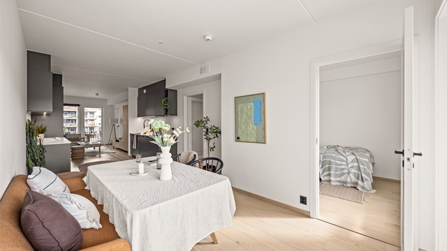 God plass til å sette inn et spisebord.