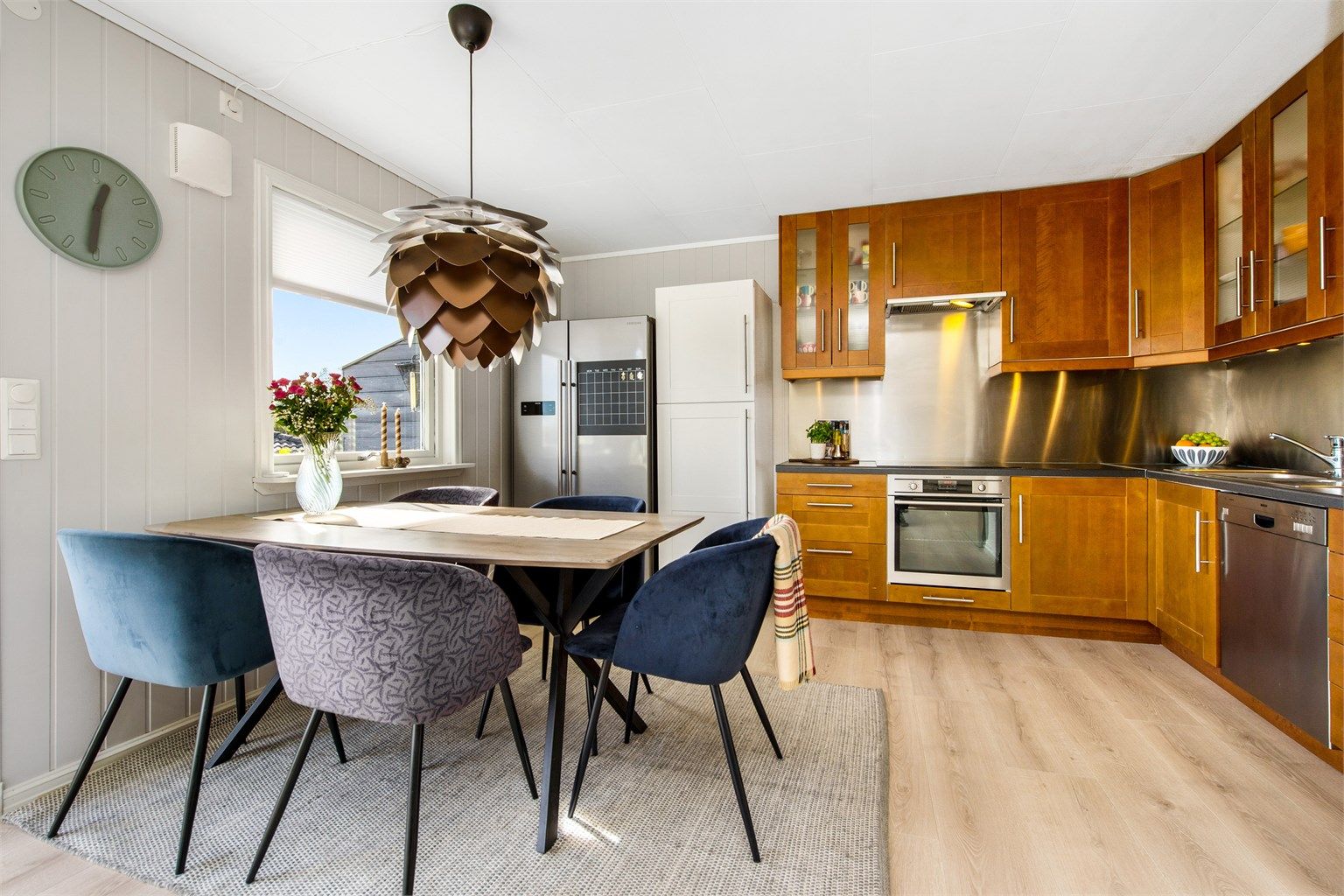 Kjøkken med takhøye skap og integrerte hvitevarer