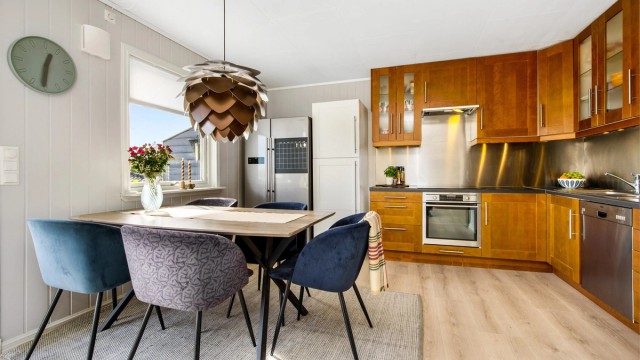 Kjøkken med takhøye skap og integrerte hvitevarer