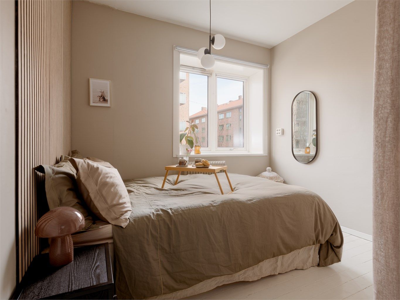 Soverommet har god plass til dobbeltseng og vender mot en stille sidegate på Rodeløkka.