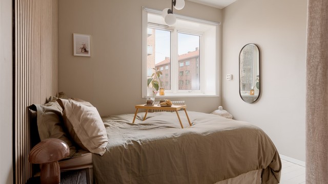 Soverommet har god plass til dobbeltseng og vender mot en stille sidegate på Rodeløkka.