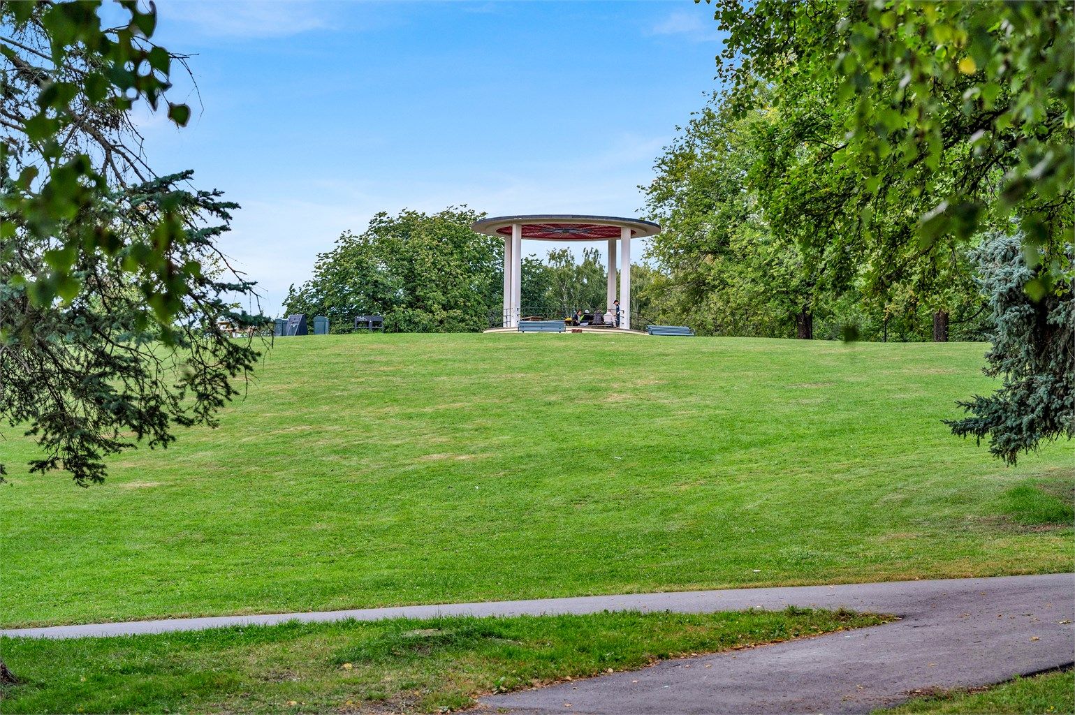 Idylliske Torshovparken ligger like ved og byr på gode rekreasjonsmuligheter.