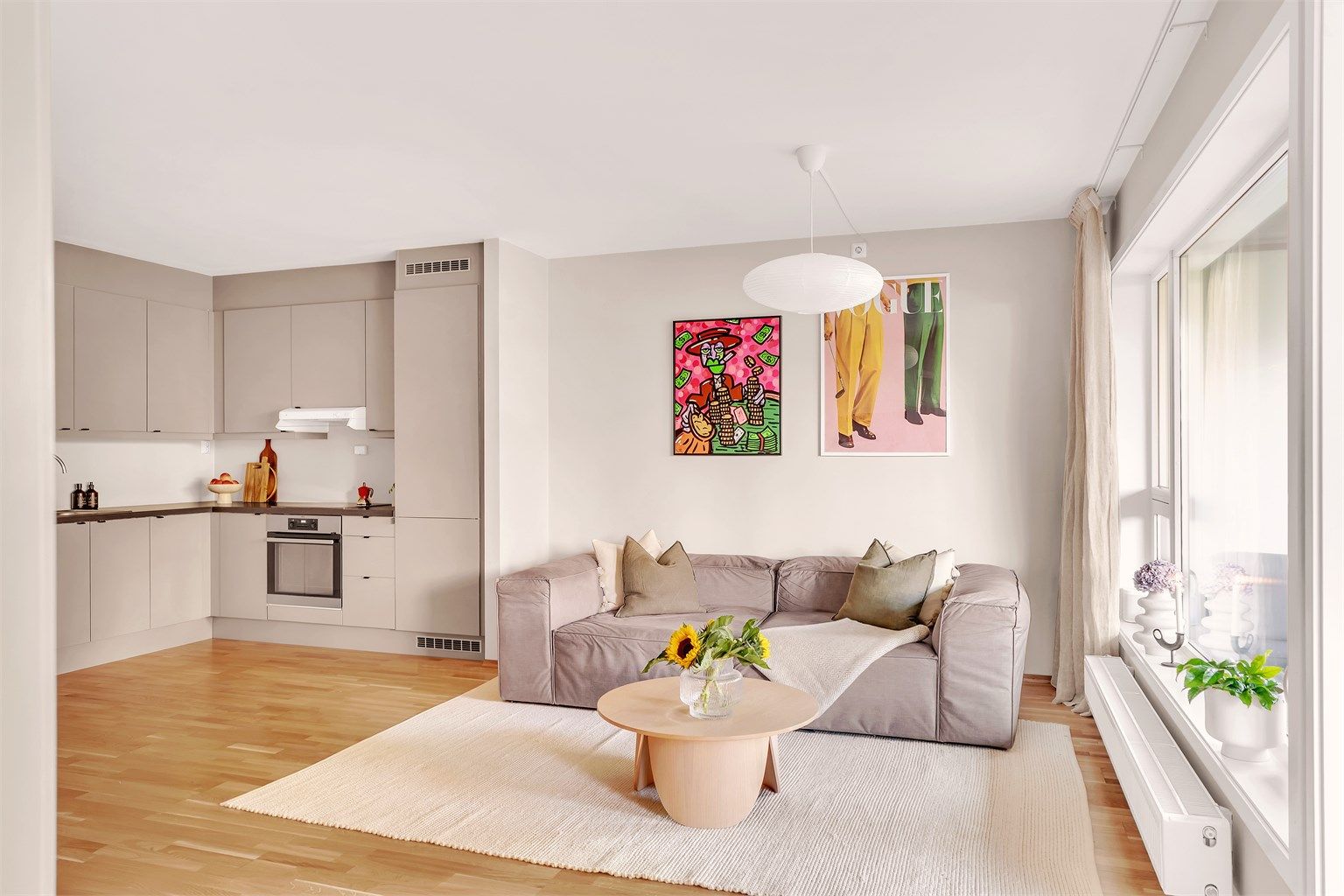 Rommet er romslig og har en rektangulær form hvor man med enkelthet kan innrede etter eget ønske og personlige stil.