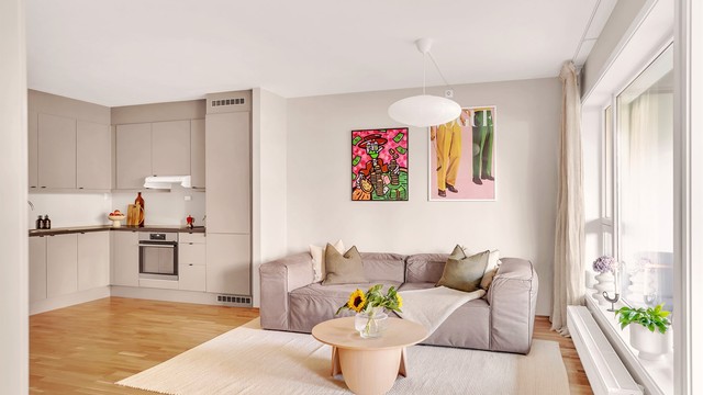 Rommet er romslig og har en rektangulær form hvor man med enkelthet kan innrede etter eget ønske og personlige stil.