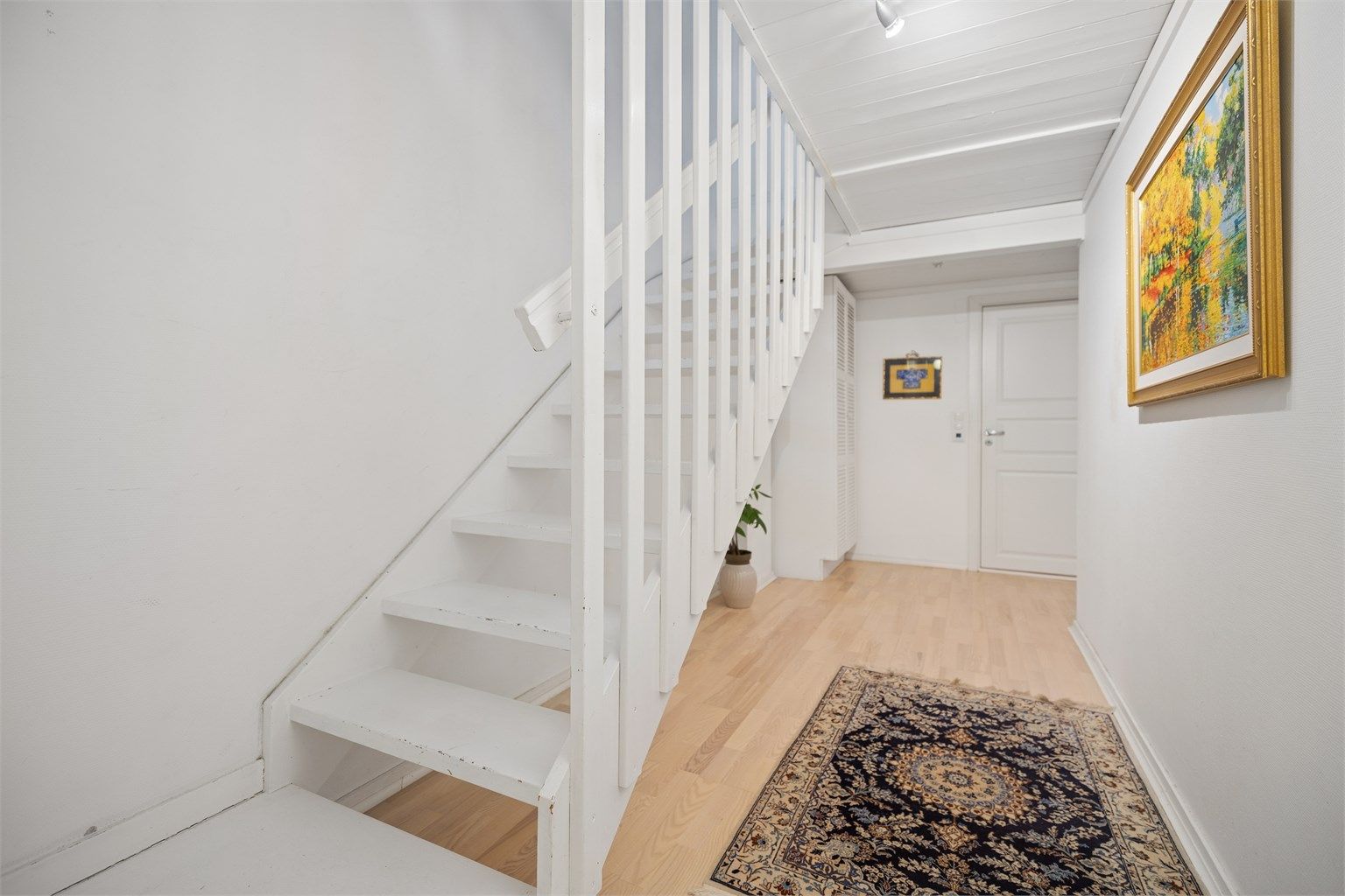 Fra gangen leder trappen deg opp til stue, kjøkken og det tredje soverommet.