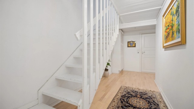 Fra gangen leder trappen deg opp til stue, kjøkken og det tredje soverommet.