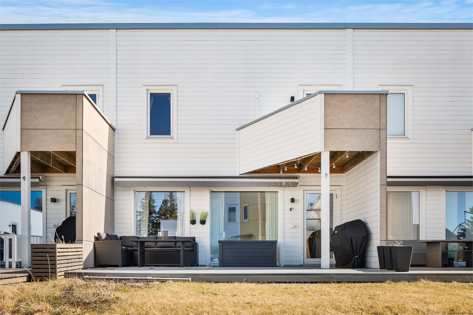 Integrert garasje på 26 m² med innvendig bod, samt egen parkeringsplass og installert elbillader.