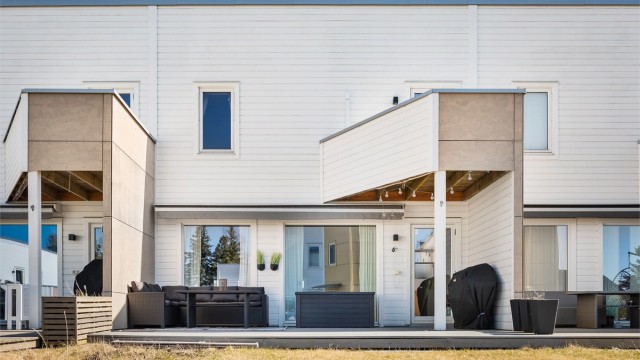 Integrert garasje på 26 m² med innvendig bod, samt egen parkeringsplass og installert elbillader.