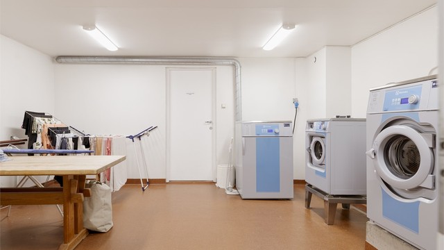 I fellesvaskeriet er det tilgang til profesjonelle vaskemaskiner og tørkemuligheter.